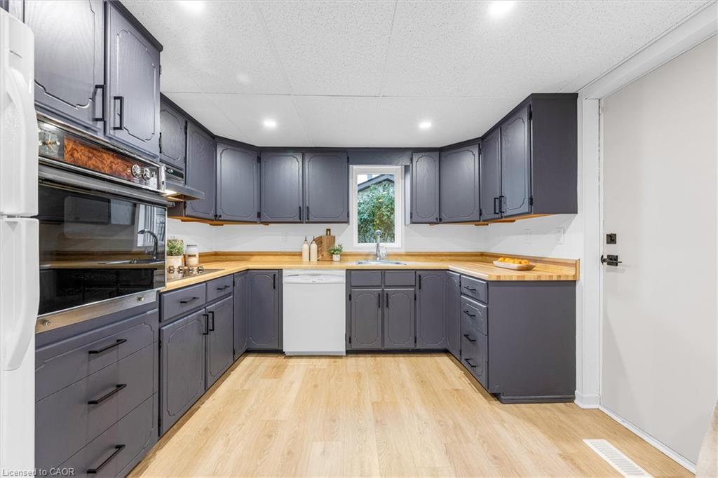 11 Ford Street, Hamilton, ON - Indoor Photo Showing Kitchen