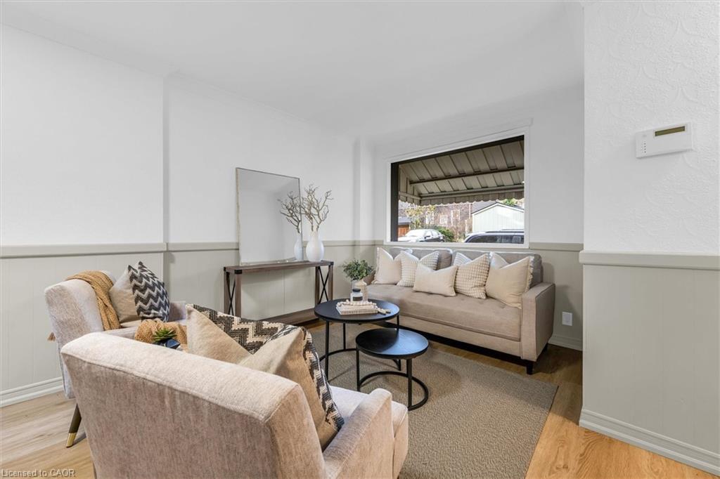 11 Ford Street, Hamilton, ON - Indoor Photo Showing Living Room