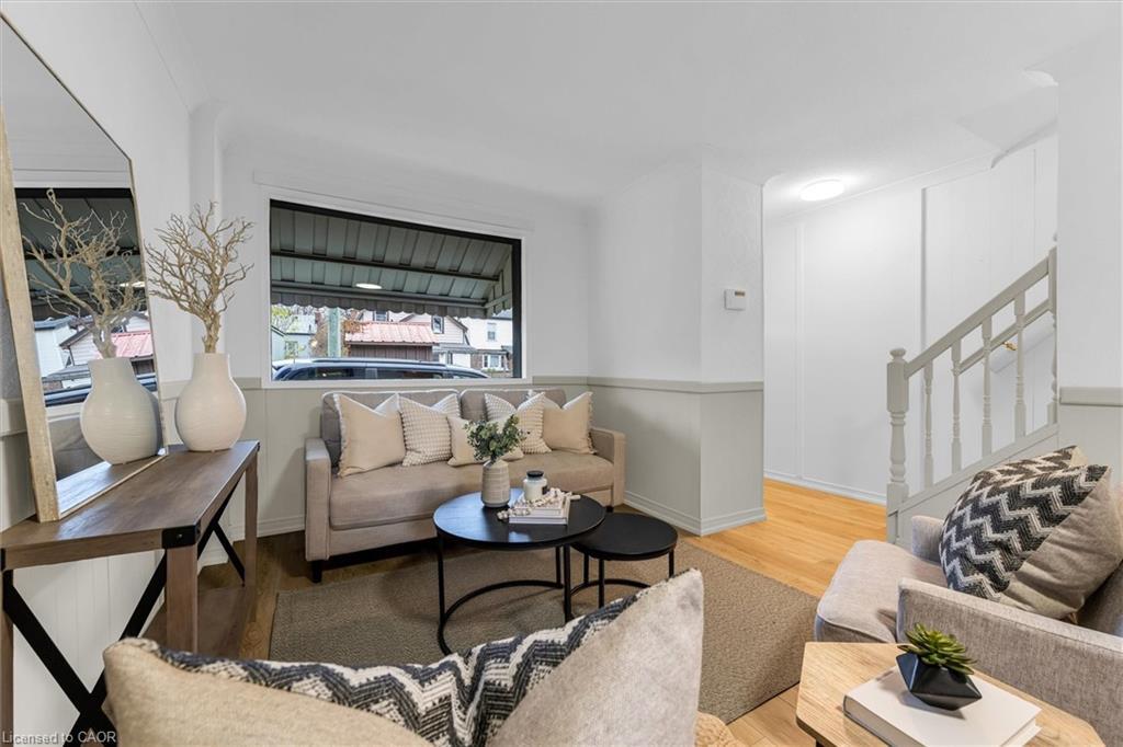 11 Ford Street, Hamilton, ON - Indoor Photo Showing Living Room