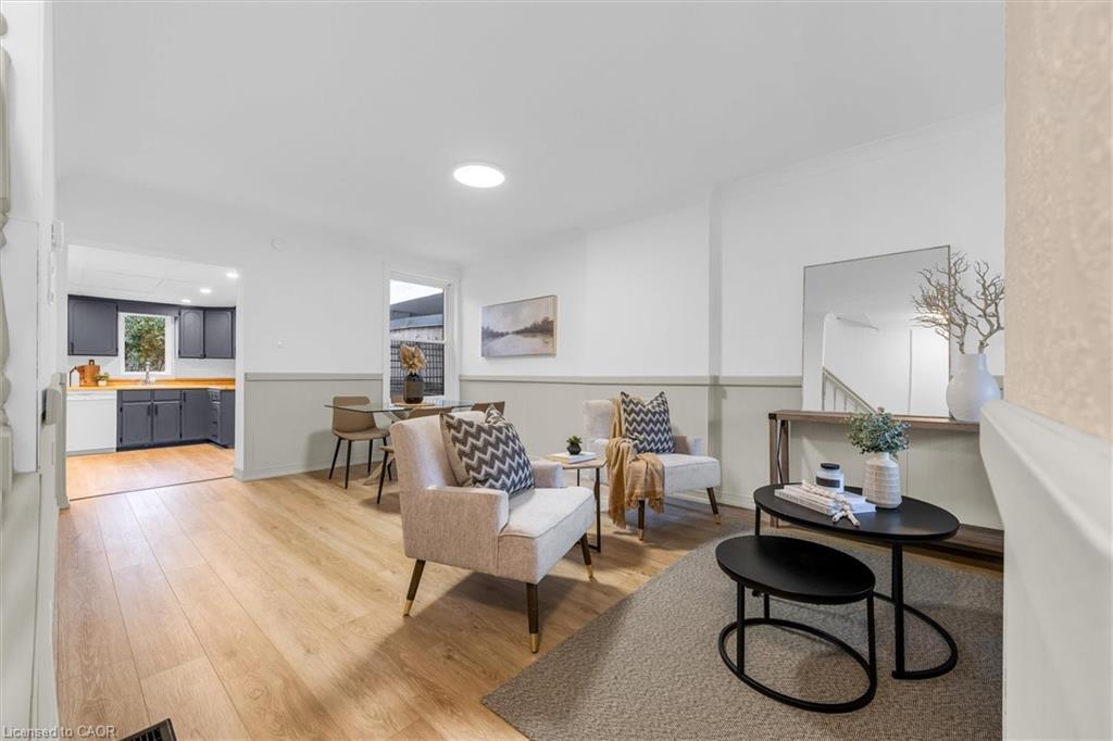 11 Ford Street, Hamilton, ON - Indoor Photo Showing Living Room