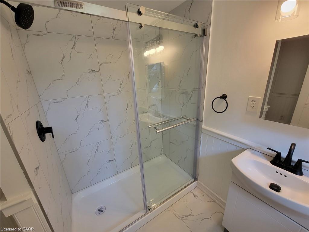 Lower-98 West Avenue N, Hamilton, ON - Indoor Photo Showing Bathroom