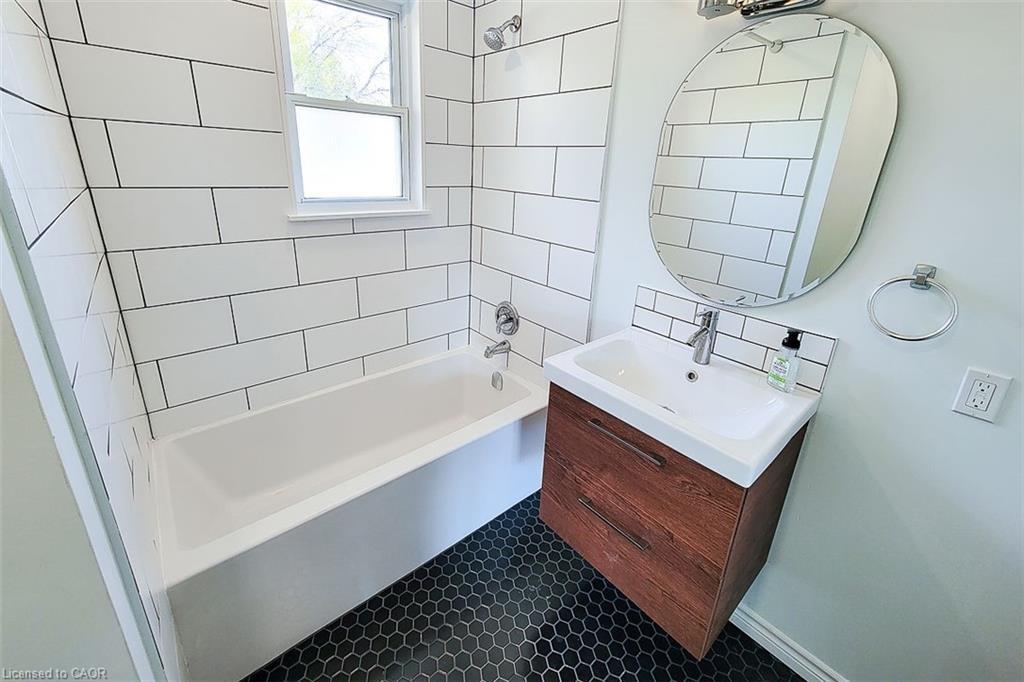 72 West 1St Street, Hamilton, ON - Indoor Photo Showing Bathroom