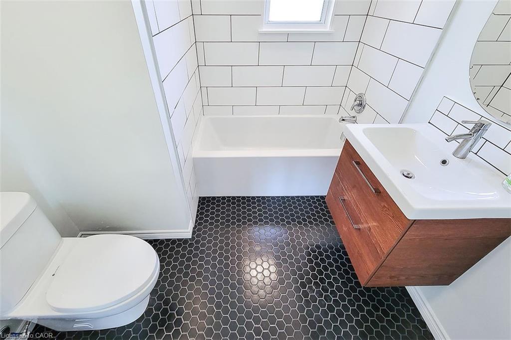 72 West 1St Street, Hamilton, ON - Indoor Photo Showing Bathroom