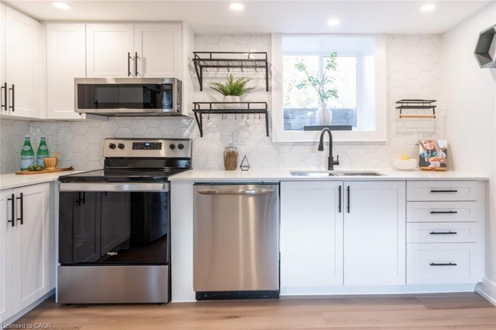 72 West 1St Street, Hamilton, ON - Indoor Photo Showing Kitchen With Upgraded Kitchen