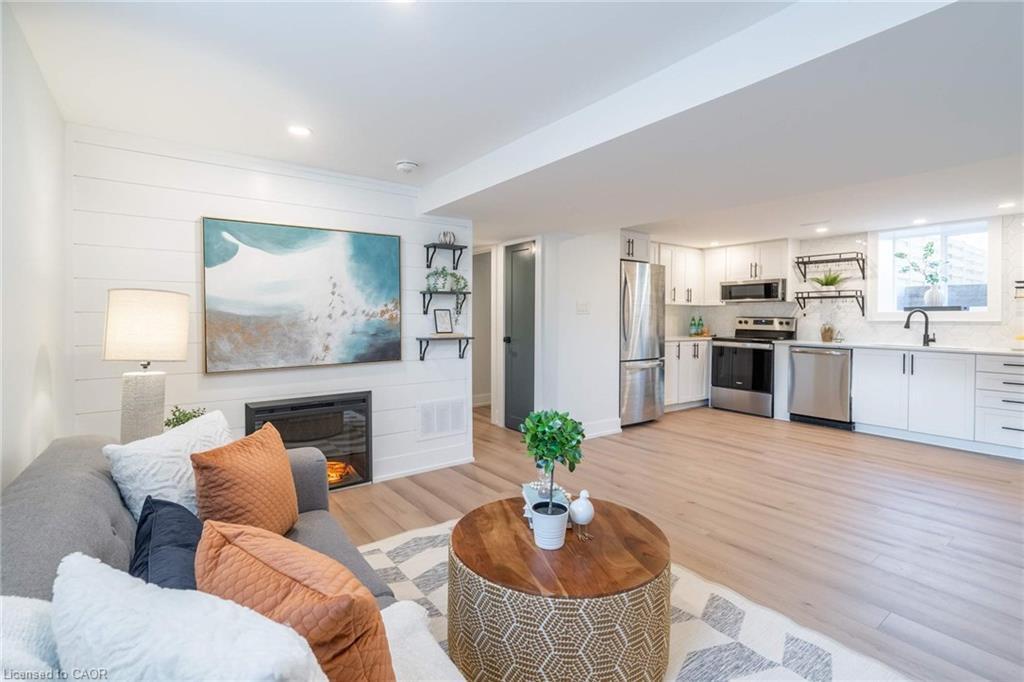 72 West 1St Street, Hamilton, ON - Indoor Photo Showing Living Room
