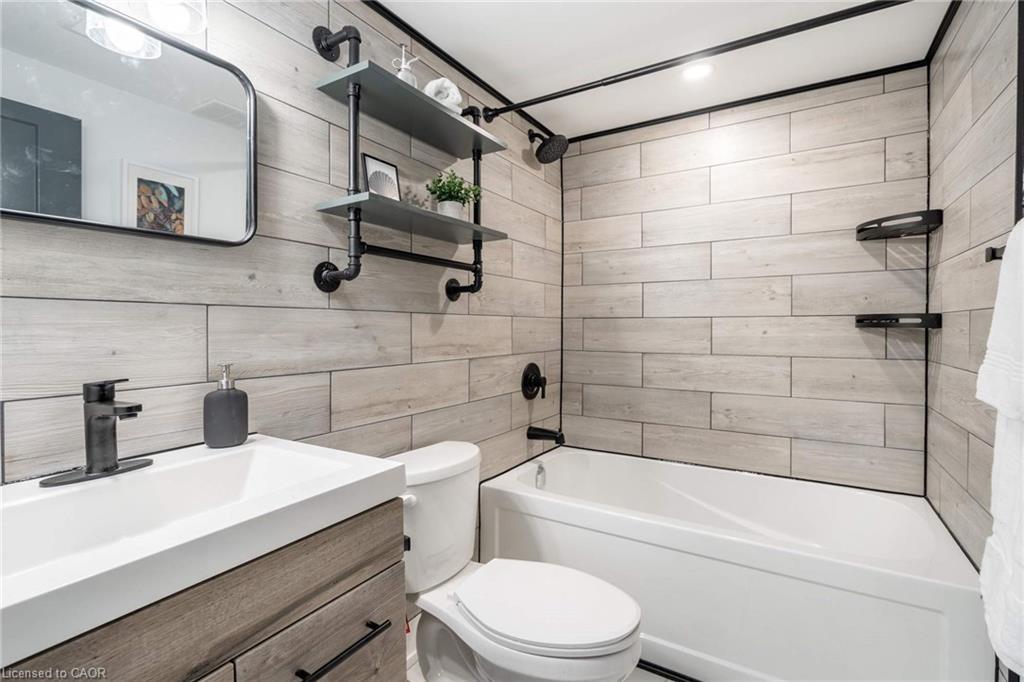 72 West 1St Street, Hamilton, ON - Indoor Photo Showing Bathroom