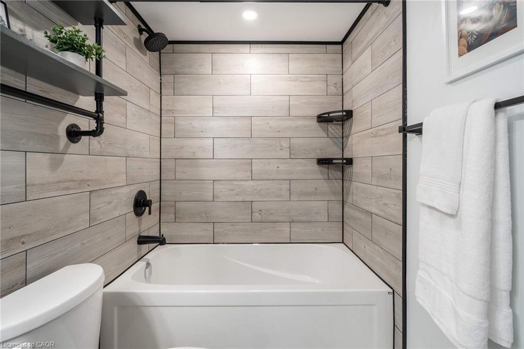 72 West 1St Street, Hamilton, ON - Indoor Photo Showing Bathroom