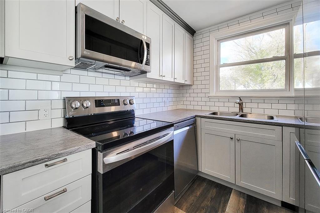 72 West 1St Street, Hamilton, ON - Indoor Photo Showing Kitchen With Double Sink