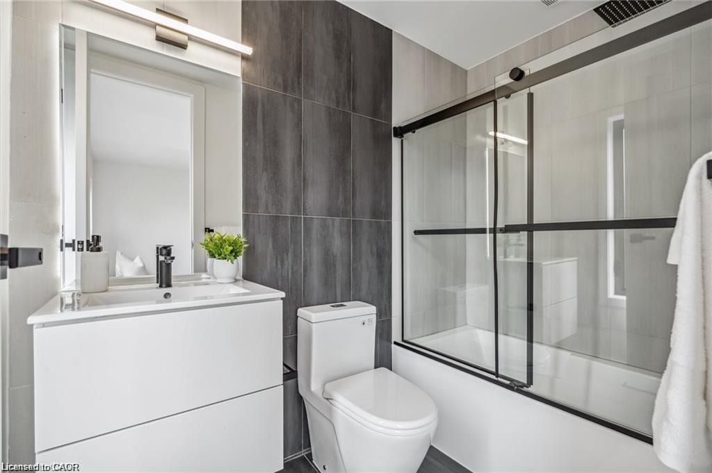 1657 Glenvista Drive, Oakville, ON - Indoor Photo Showing Bathroom