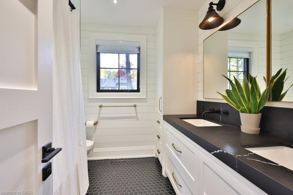 1489 Mildmay Court, Mississauga, ON - Indoor Photo Showing Bathroom