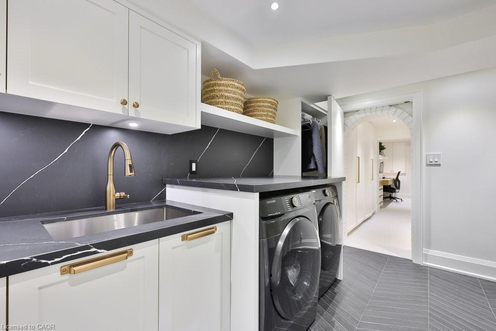 1489 Mildmay Court, Mississauga, ON - Indoor Photo Showing Laundry Room