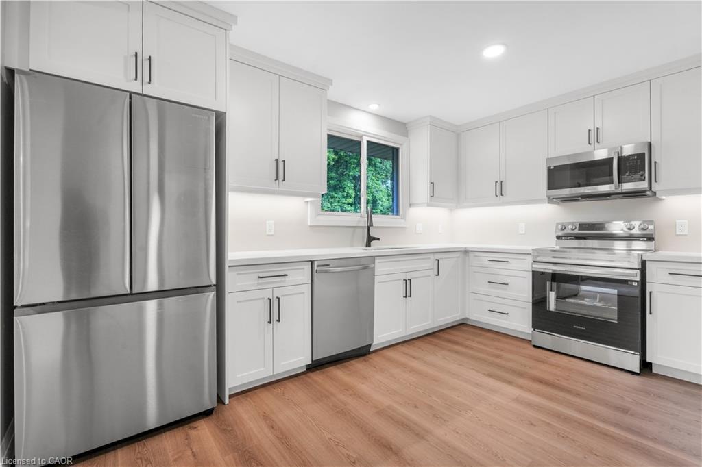 Upper-206 Shelley Drive, Kitchener, ON - Indoor Photo Showing Kitchen With Upgraded Kitchen