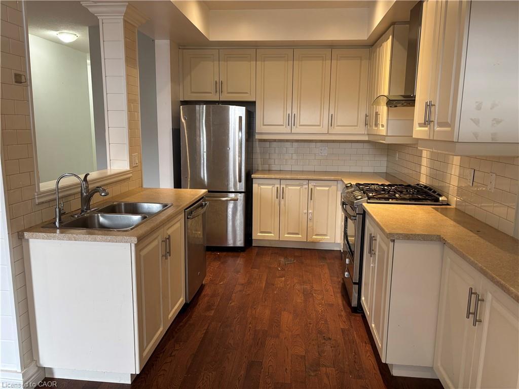 19-7 Lakelawn Road, Grimsby, ON - Indoor Photo Showing Kitchen With Double Sink