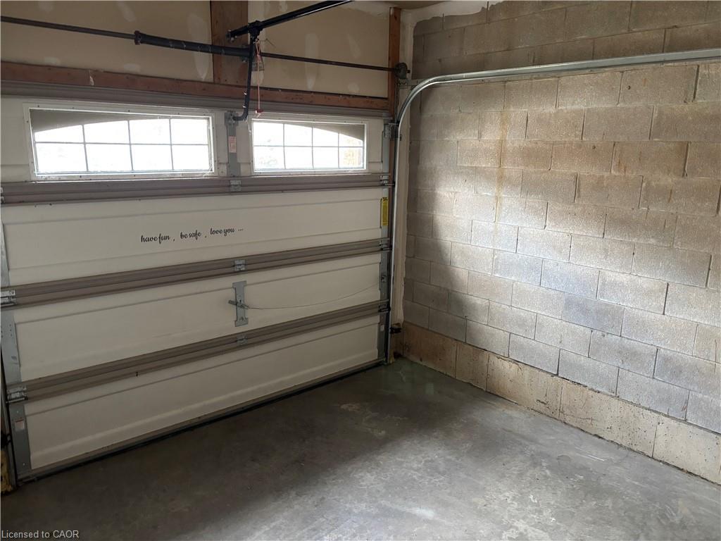 19-7 Lakelawn Road, Grimsby, ON - Indoor Photo Showing Garage