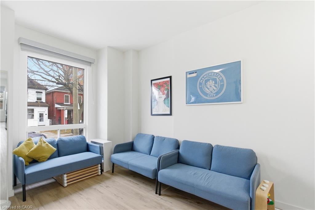 40 Fullerton Avenue, Hamilton, ON - Indoor Photo Showing Living Room
