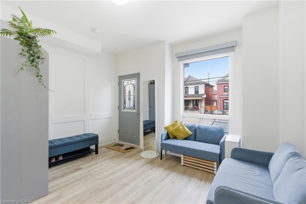 40 Fullerton Avenue, Hamilton, ON - Indoor Photo Showing Living Room