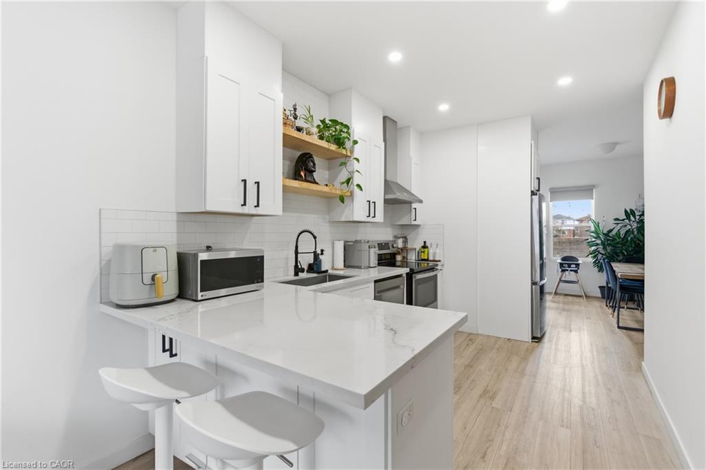 40 Fullerton Avenue, Hamilton, ON - Indoor Photo Showing Kitchen With Upgraded Kitchen