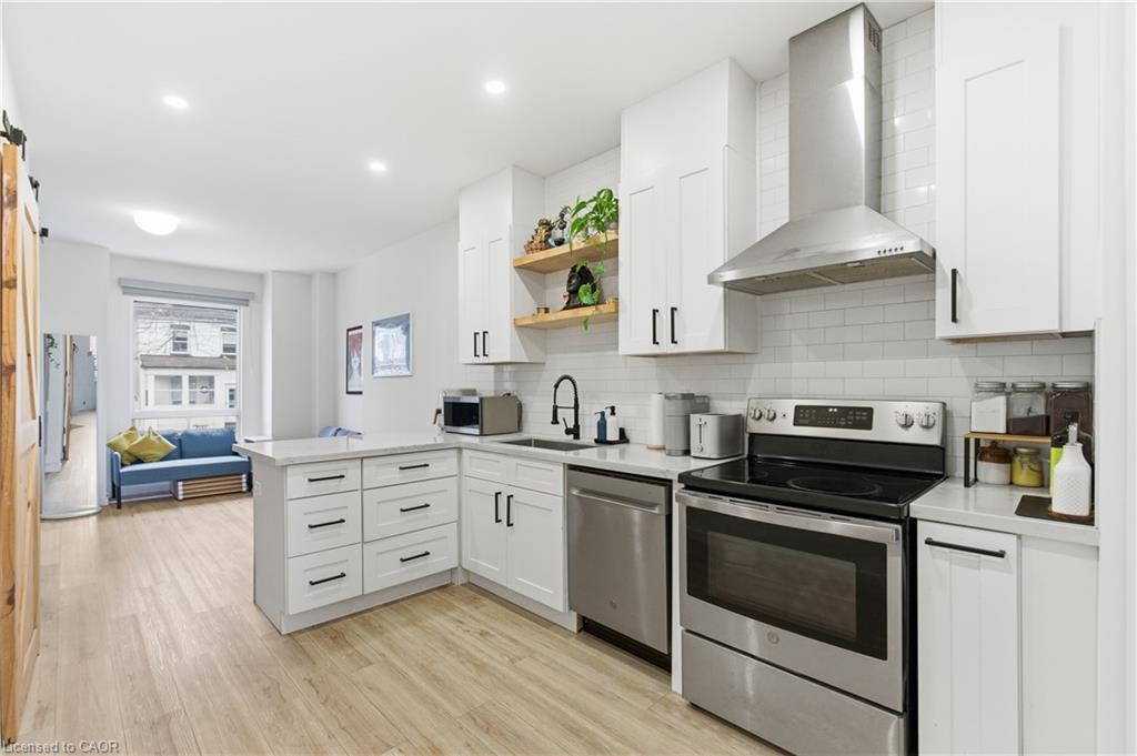 40 Fullerton Avenue, Hamilton, ON - Indoor Photo Showing Kitchen With Stainless Steel Kitchen With Upgraded Kitchen