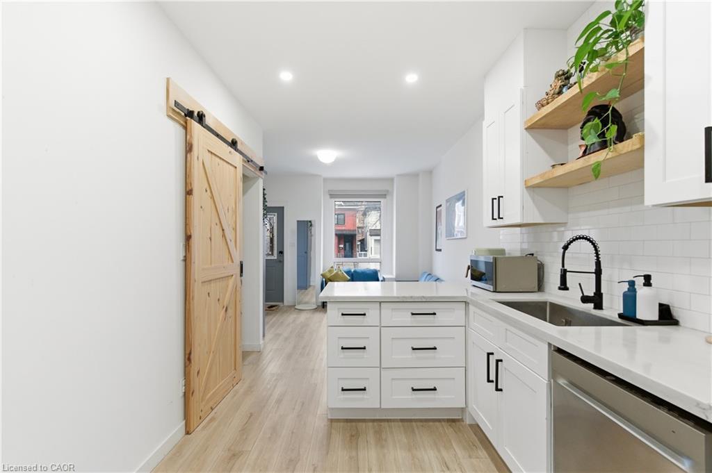 40 Fullerton Avenue, Hamilton, ON - Indoor Photo Showing Kitchen With Upgraded Kitchen