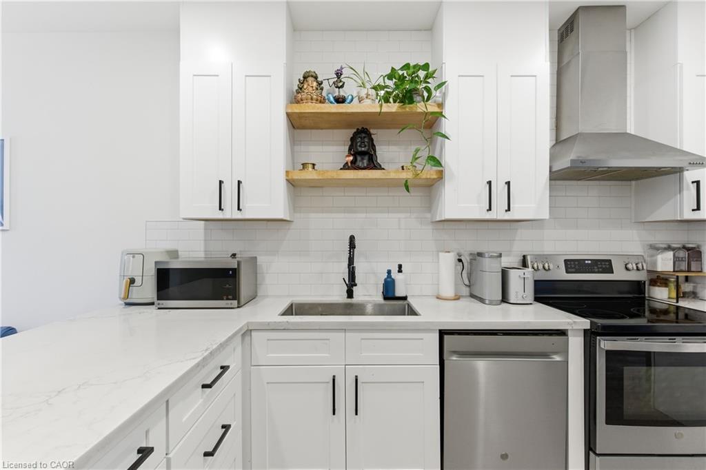 40 Fullerton Avenue, Hamilton, ON - Indoor Photo Showing Kitchen With Stainless Steel Kitchen With Upgraded Kitchen