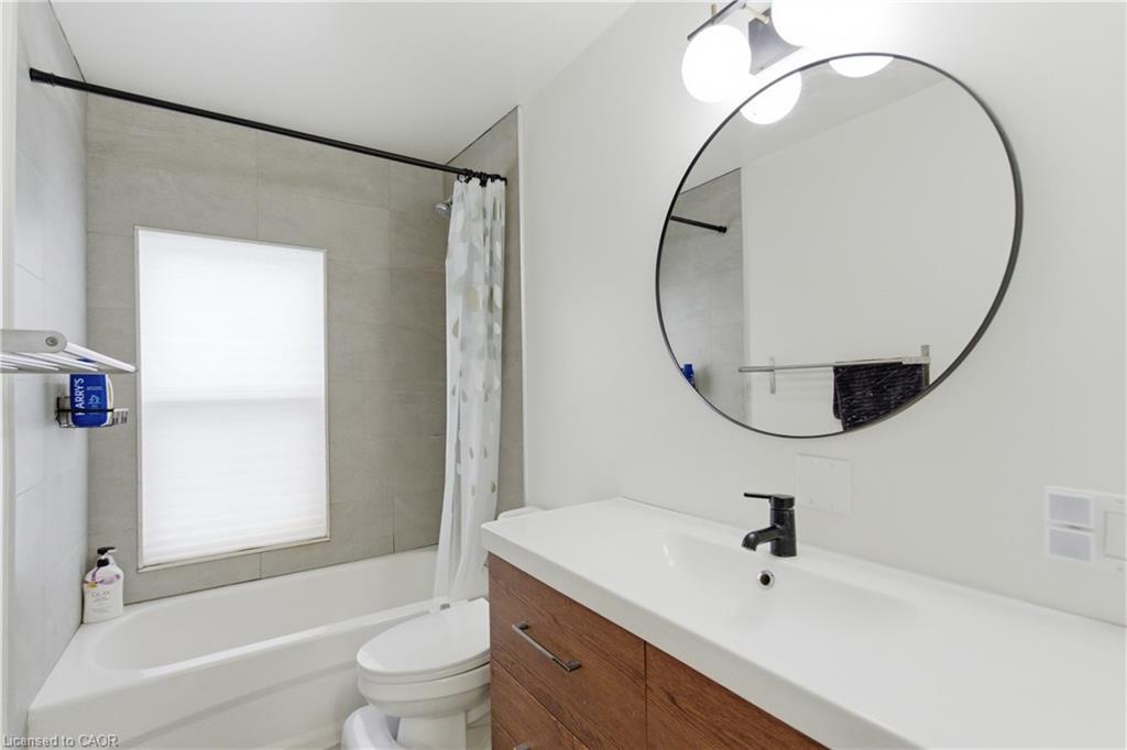 40 Fullerton Avenue, Hamilton, ON - Indoor Photo Showing Bathroom