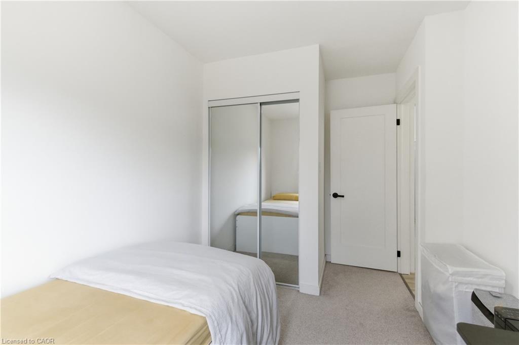 40 Fullerton Avenue, Hamilton, ON - Indoor Photo Showing Bedroom