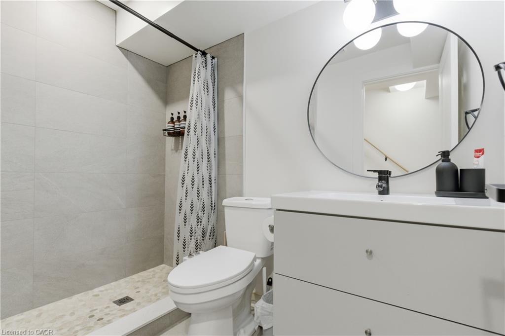 40 Fullerton Avenue, Hamilton, ON - Indoor Photo Showing Bathroom