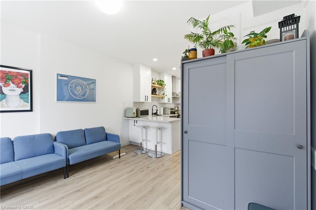 40 Fullerton Avenue, Hamilton, ON - Indoor Photo Showing Living Room