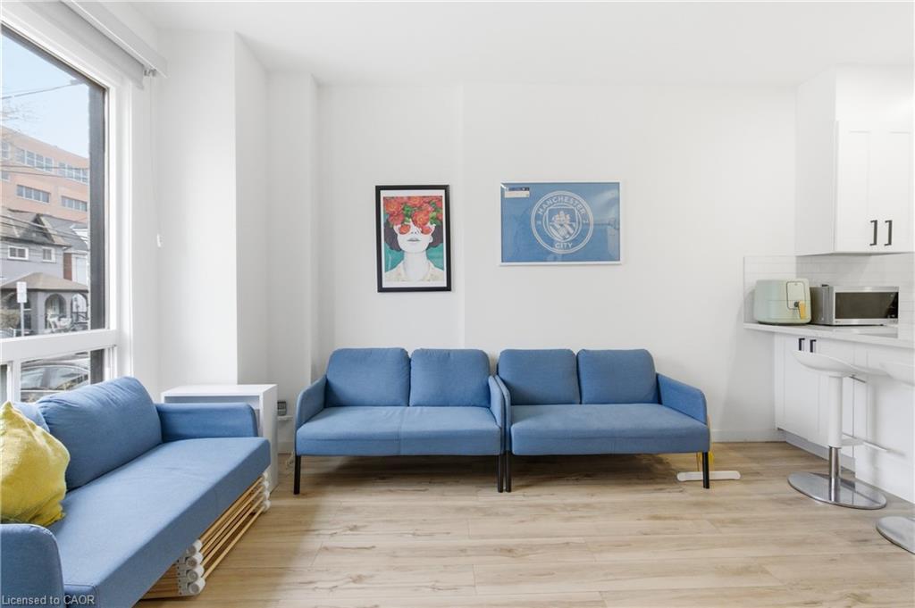 40 Fullerton Avenue, Hamilton, ON - Indoor Photo Showing Living Room