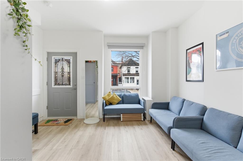 40 Fullerton Avenue, Hamilton, ON - Indoor Photo Showing Living Room