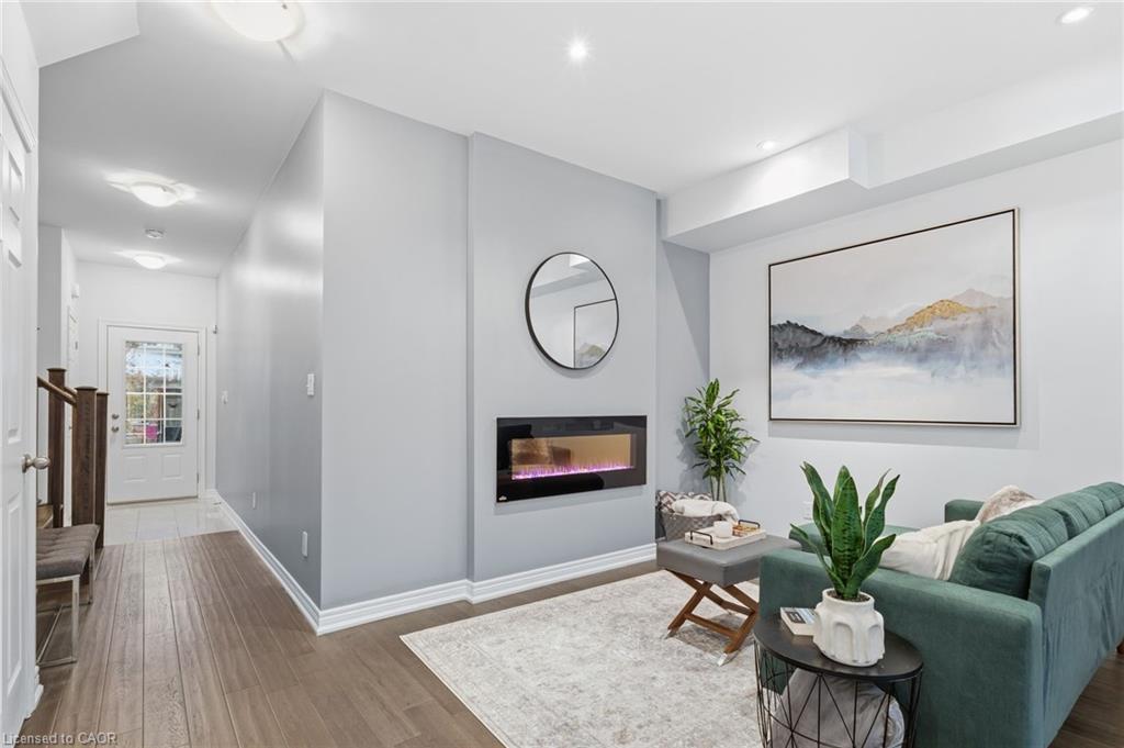 7-21 Madonna Drive, Hamilton, ON - Indoor Photo Showing Living Room With Fireplace