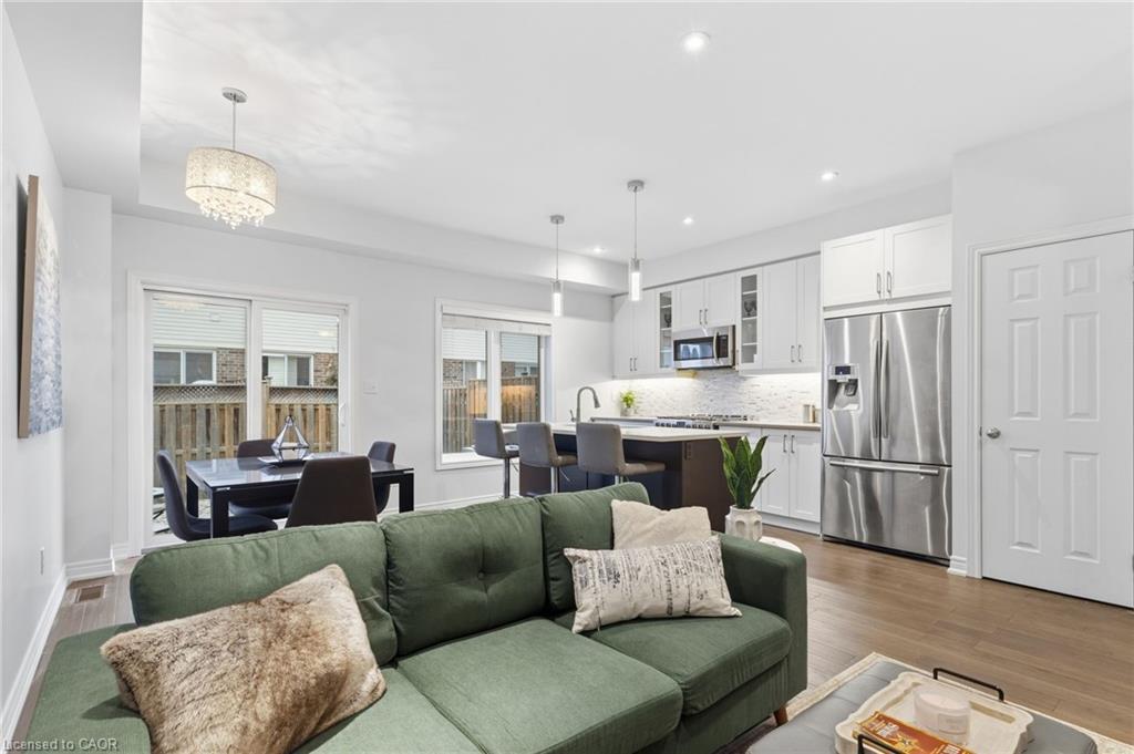 7-21 Madonna Drive, Hamilton, ON - Indoor Photo Showing Living Room