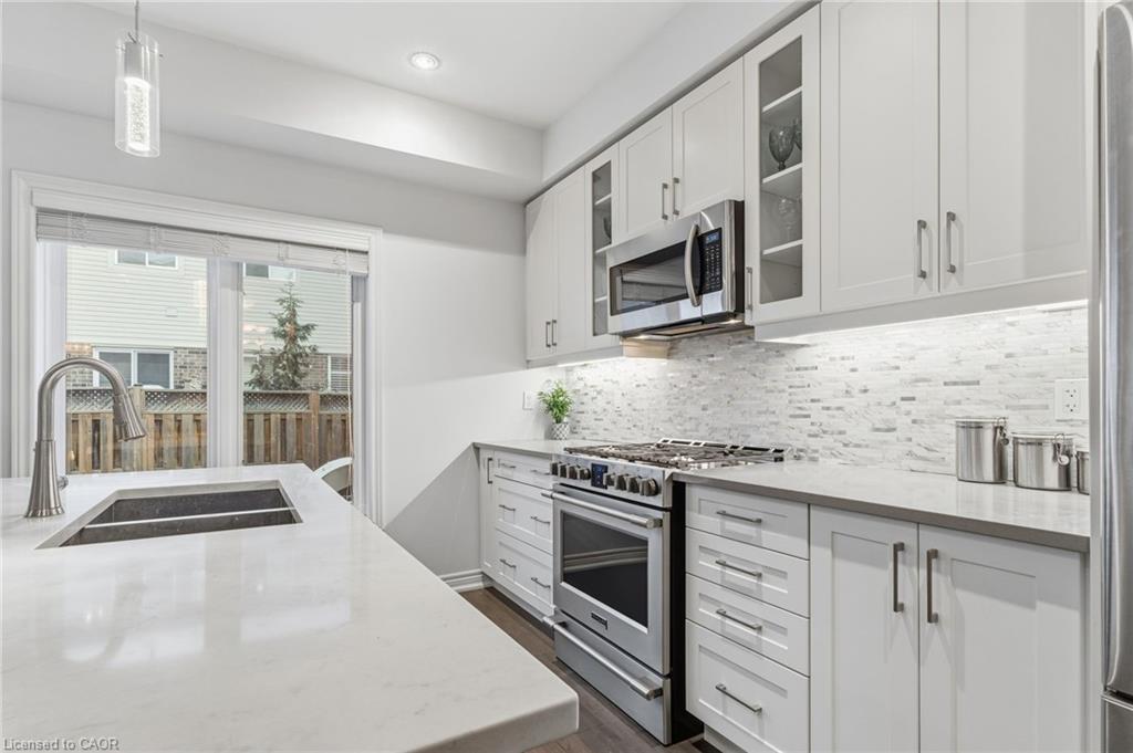 7-21 Madonna Drive, Hamilton, ON - Indoor Photo Showing Kitchen With Double Sink With Upgraded Kitchen