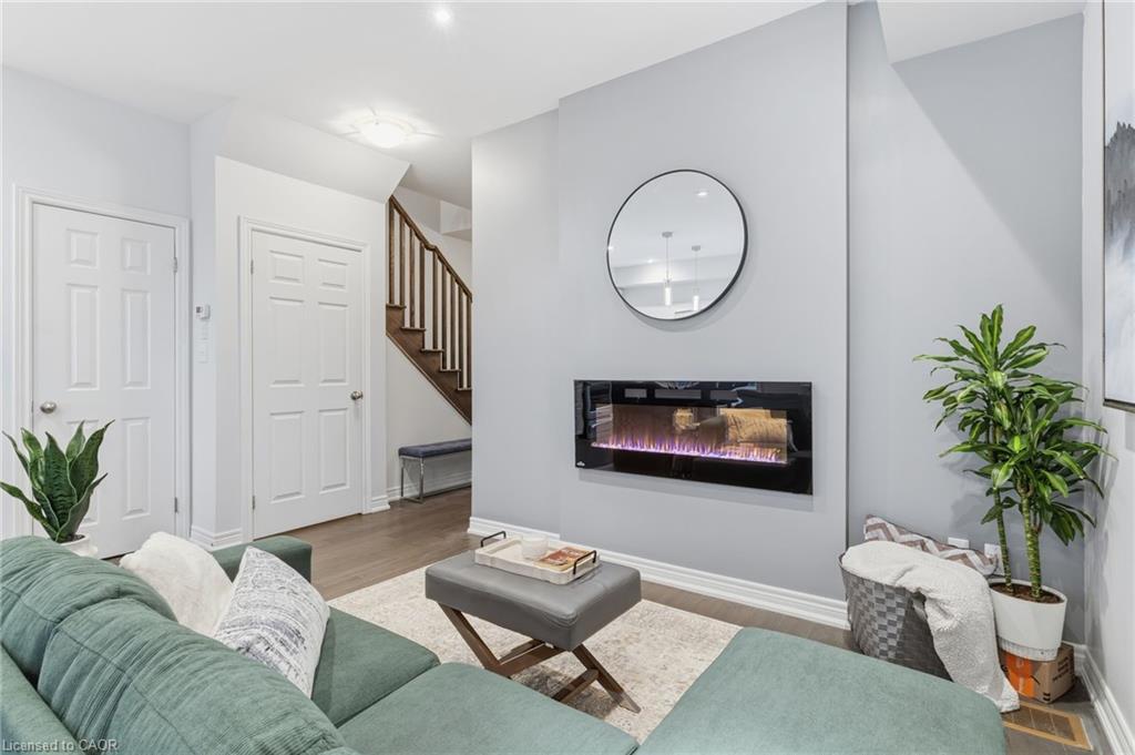 7-21 Madonna Drive, Hamilton, ON - Indoor Photo Showing Living Room With Fireplace