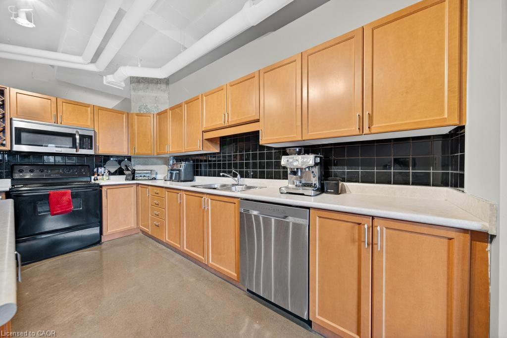 502-66 Bay Street S, Hamilton, ON - Indoor Photo Showing Kitchen
