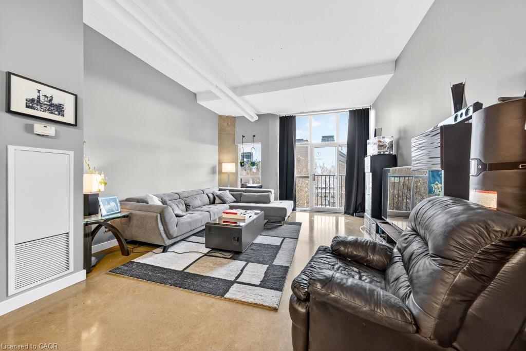 502-66 Bay Street S, Hamilton, ON - Indoor Photo Showing Living Room