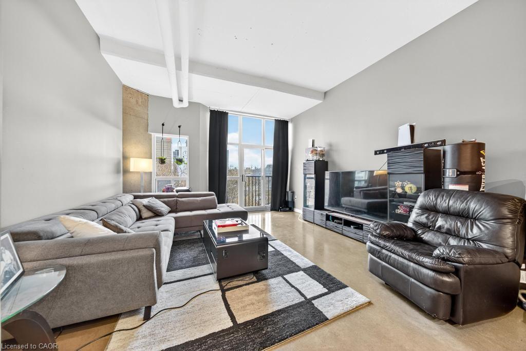 502-66 Bay Street S, Hamilton, ON - Indoor Photo Showing Living Room