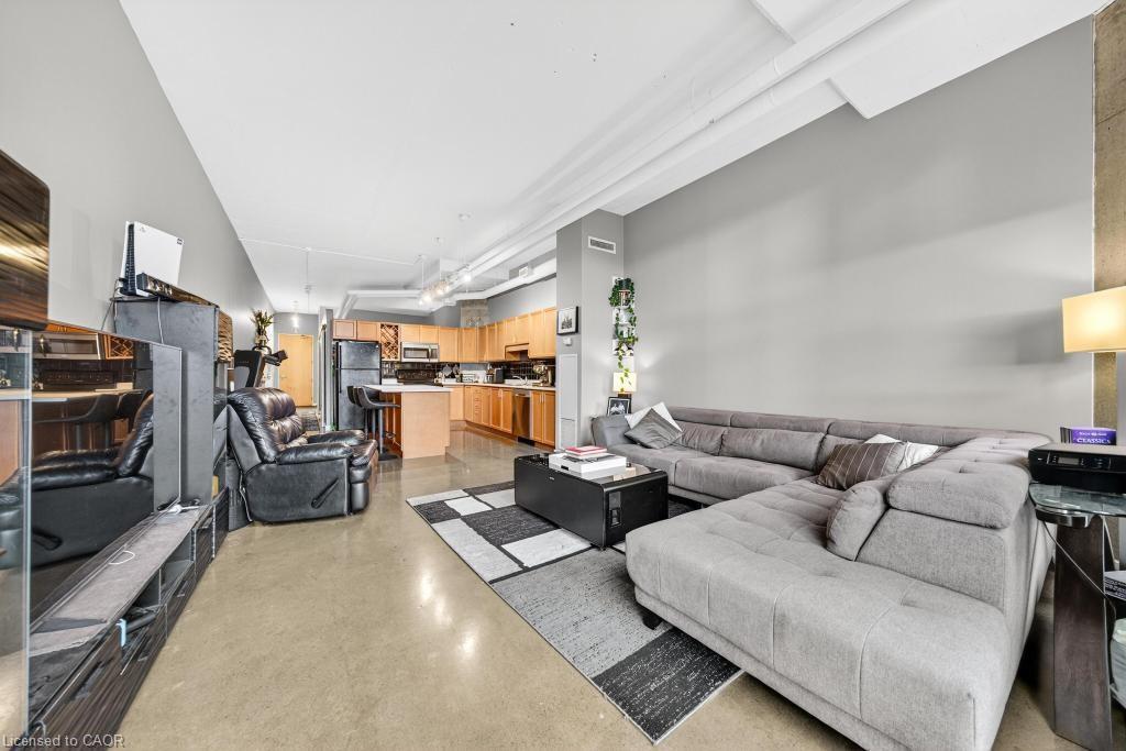 502-66 Bay Street S, Hamilton, ON - Indoor Photo Showing Living Room