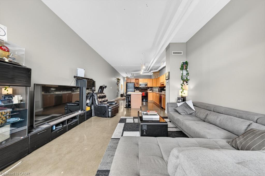 502-66 Bay Street S, Hamilton, ON - Indoor Photo Showing Living Room