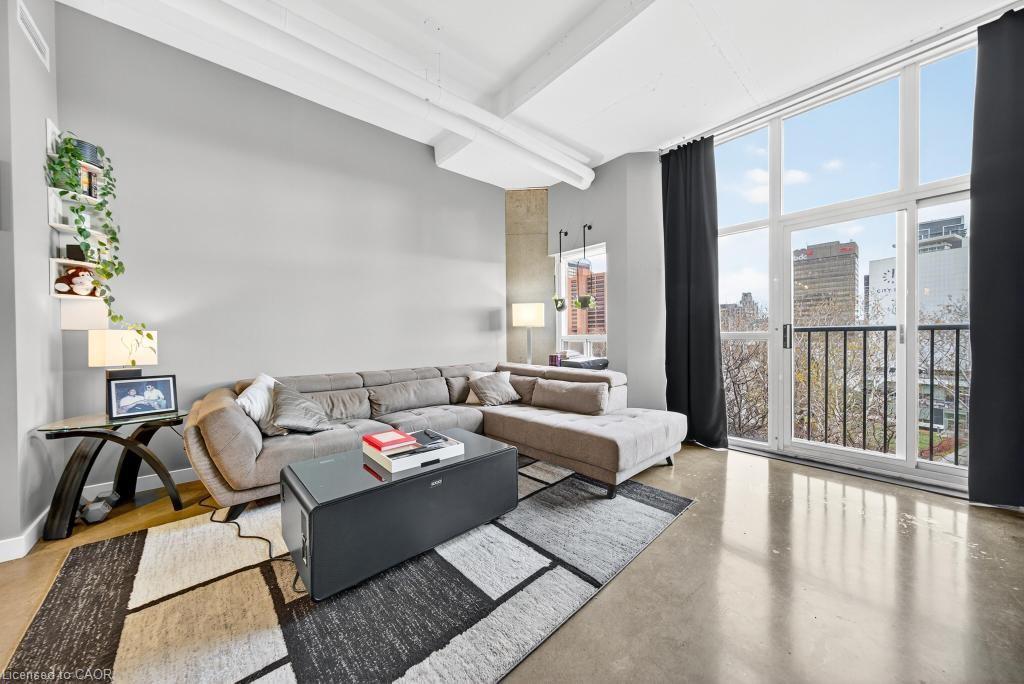 502-66 Bay Street S, Hamilton, ON - Indoor Photo Showing Living Room