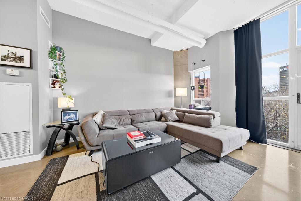 502-66 Bay Street S, Hamilton, ON - Indoor Photo Showing Living Room