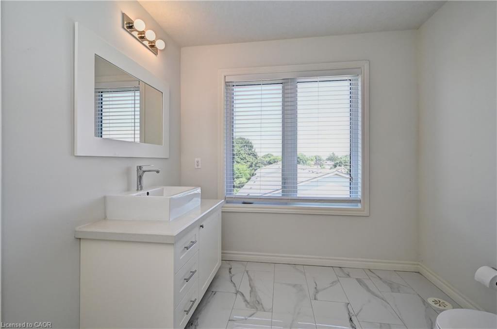 7C-164 Heiman Street, Kitchener, ON - Indoor Photo Showing Bathroom