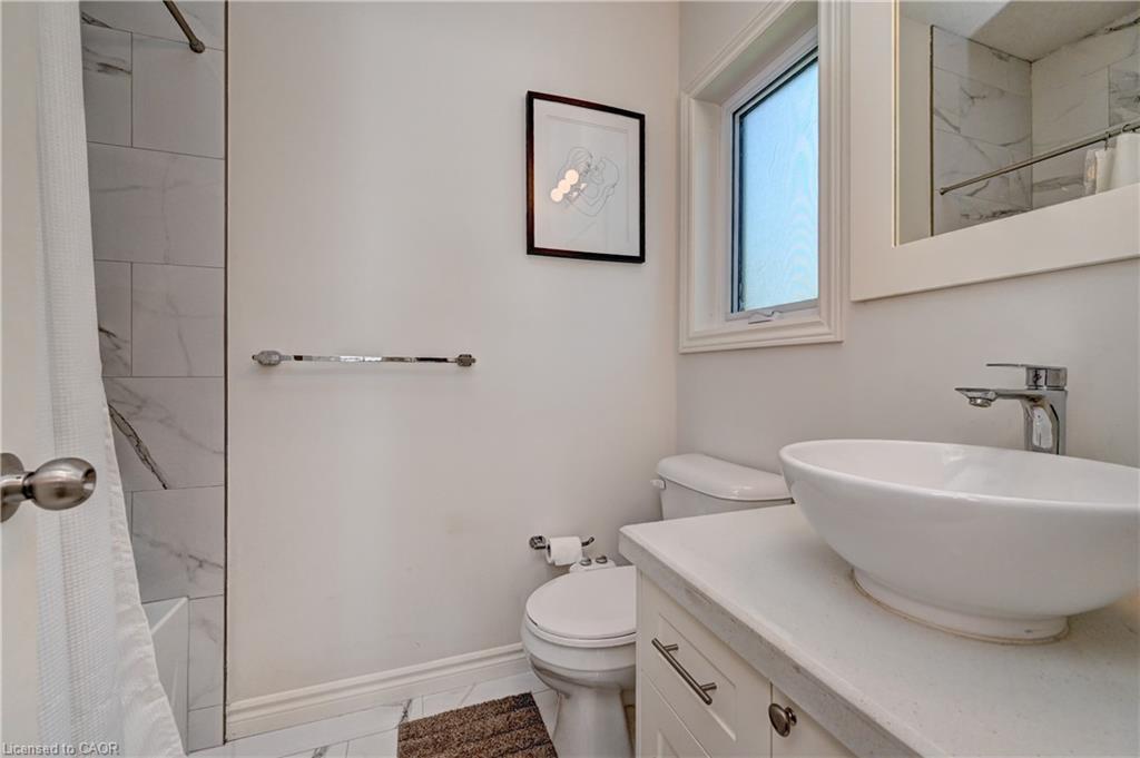 7C-164 Heiman Street, Kitchener, ON - Indoor Photo Showing Bathroom