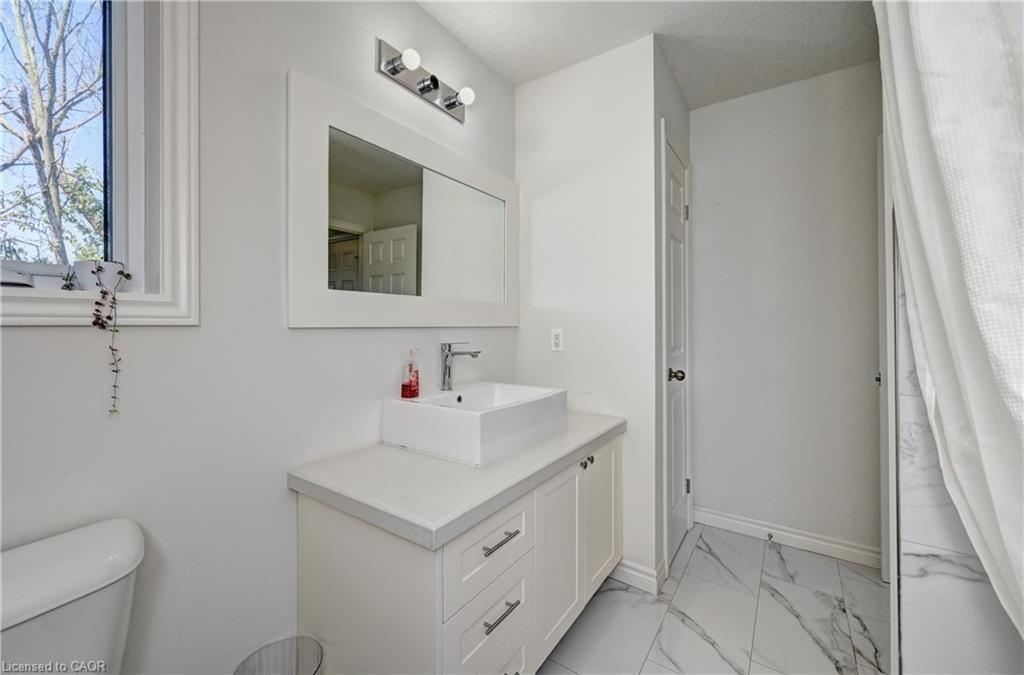7C-164 Heiman Street, Kitchener, ON - Indoor Photo Showing Bathroom