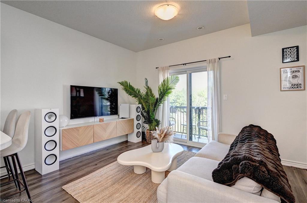 7C-164 Heiman Street, Kitchener, ON - Indoor Photo Showing Living Room