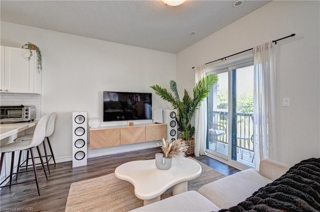 7C-164 Heiman Street, Kitchener, ON - Indoor Photo Showing Living Room