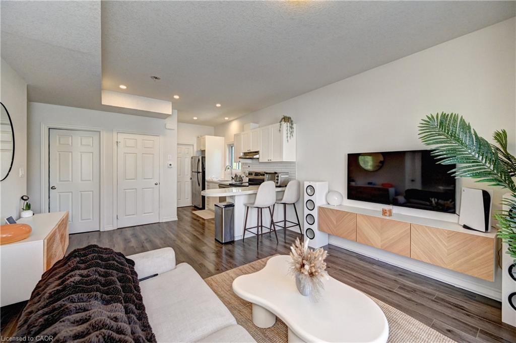 7C-164 Heiman Street, Kitchener, ON - Indoor Photo Showing Living Room