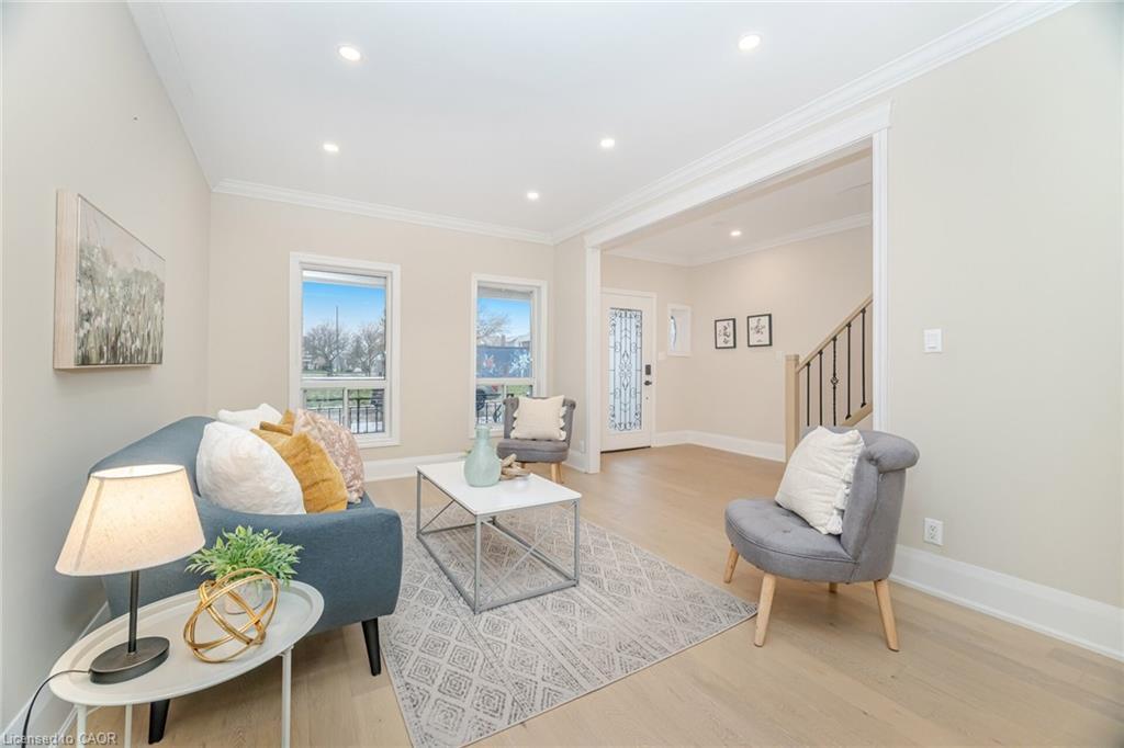98 Birch Avenue, Hamilton, ON - Indoor Photo Showing Living Room