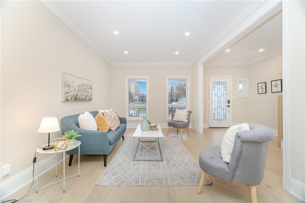 98 Birch Avenue, Hamilton, ON - Indoor Photo Showing Living Room