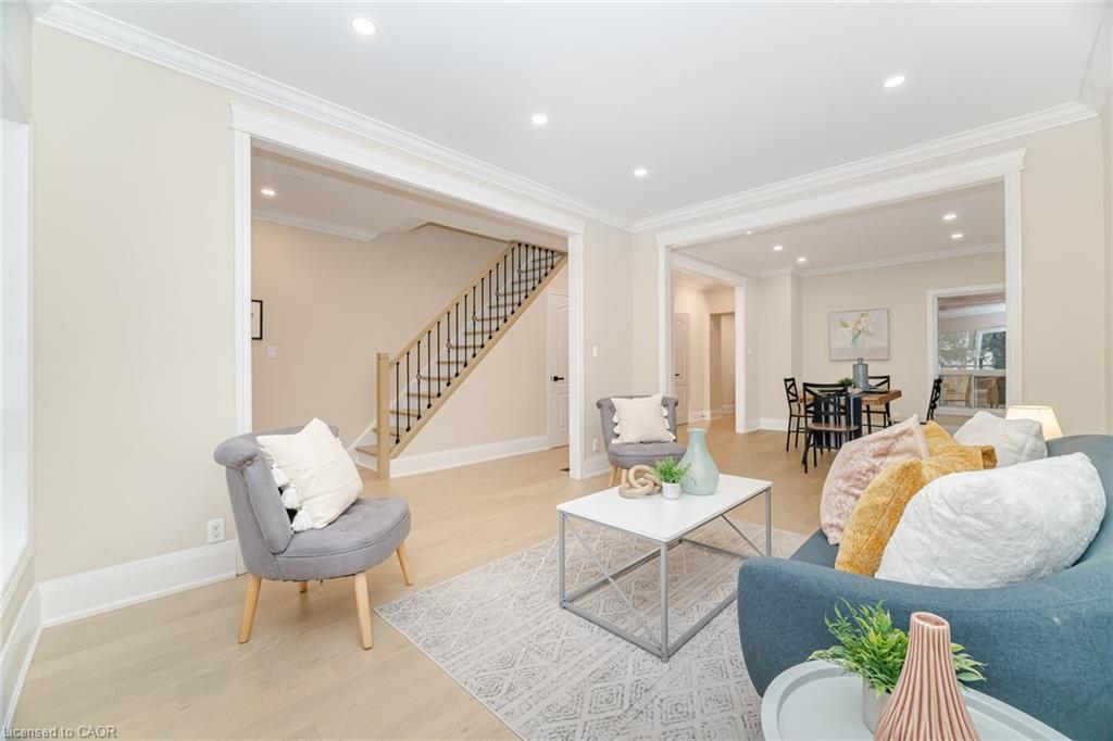 98 Birch Avenue, Hamilton, ON - Indoor Photo Showing Living Room